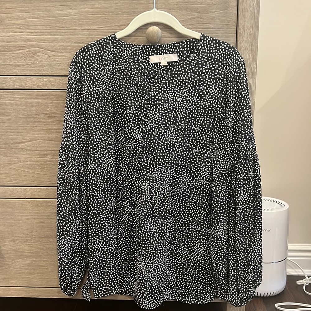 XS Loft blouse. Black with white spots.